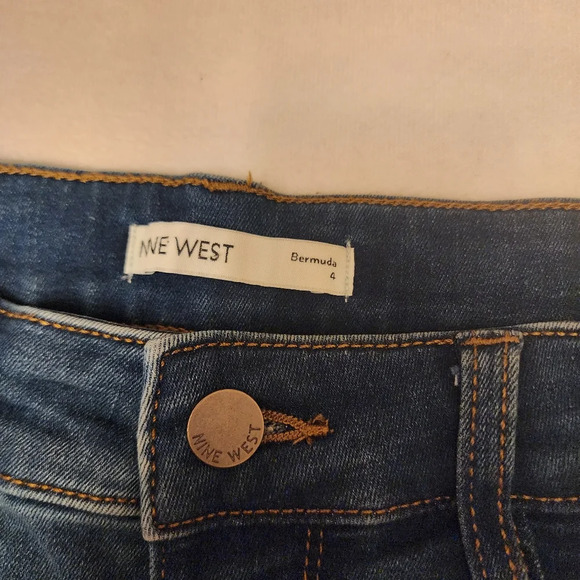 Nine West Womend Bermuda Frayed Denim Shorts Size 4 Loose Fit - Picture 8 of 10